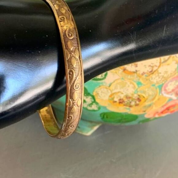 Vintage slide-on Metal Bangle with Curlicues, in Gold tone, Unmarked - Picture 3 of 3